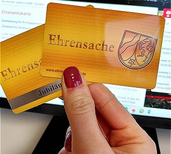 Ehrenamtskarten in Hand&nbsp;&copy;&nbsp;Stadt Telgte, Melina Stellmacher