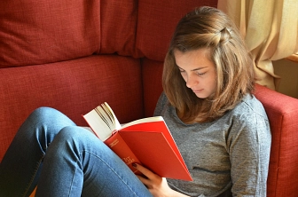 Mädchen mit Buch