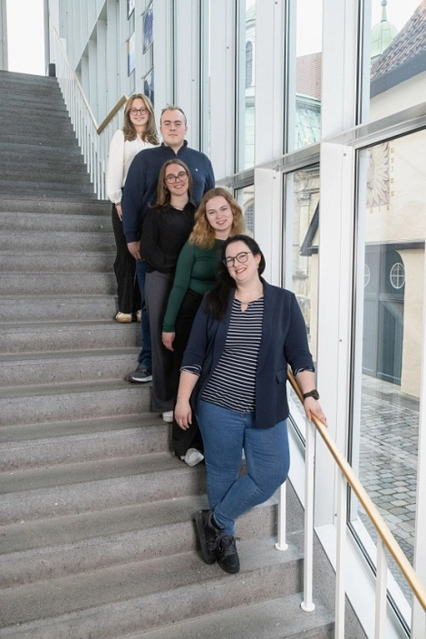 Auszubildende auf Treppe&nbsp;&copy;&nbsp;Heller Fotografen & Gestalter OHG
